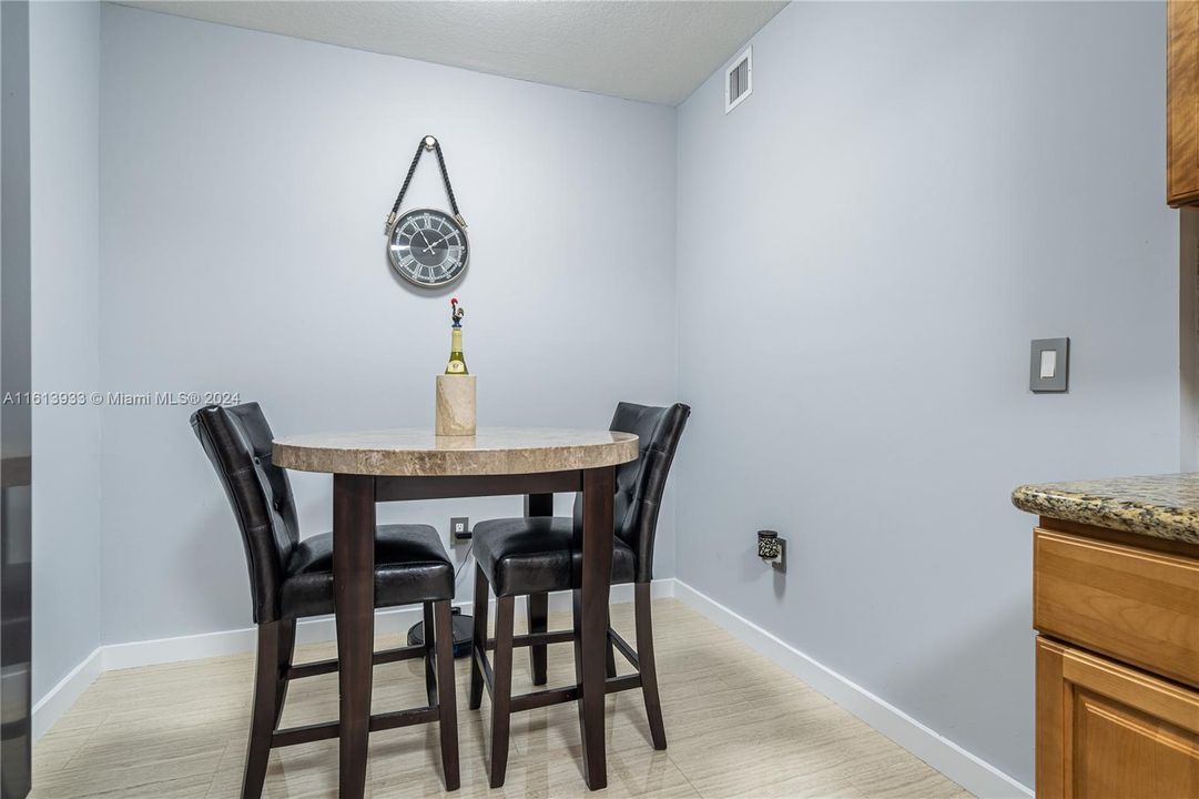 For Sale: $535,000 (2 beds, 2 baths, 1038 Square Feet)