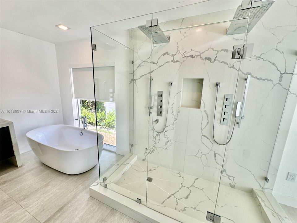 MAIN MASTER BATH