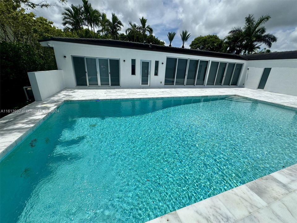 EXPANSIVE MARBLE DECK