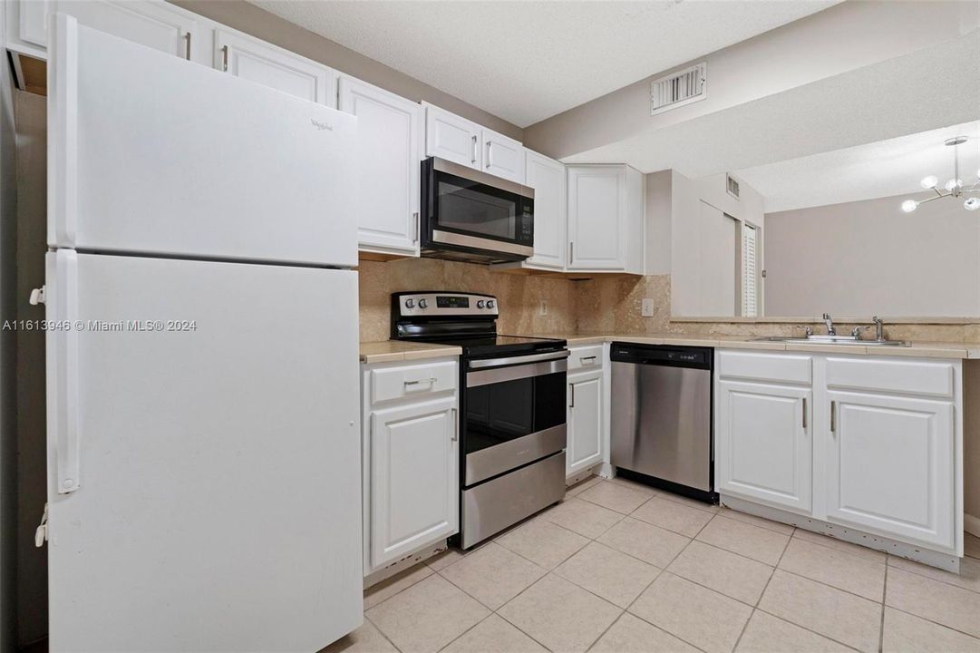 For Rent: $1,900 (1 beds, 1 baths, 733 Square Feet)