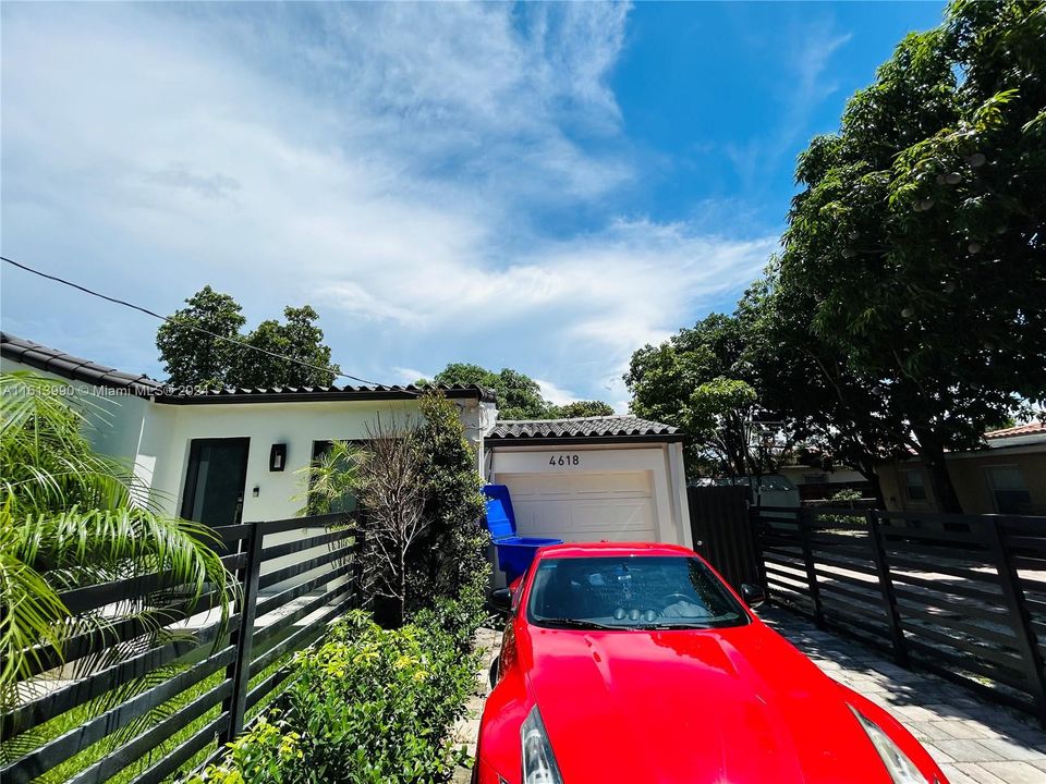 For Sale: $1,005,000 (3 beds, 2 baths, 878 Square Feet)