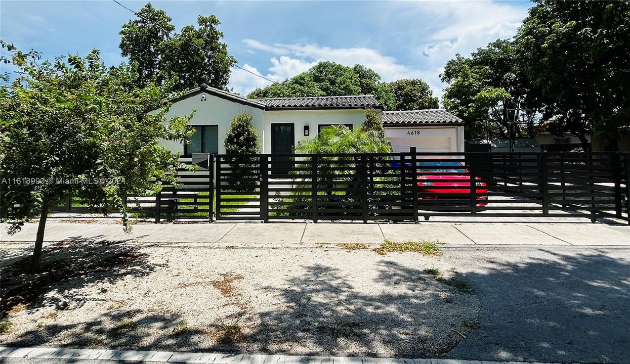 For Sale: $1,005,000 (3 beds, 2 baths, 878 Square Feet)