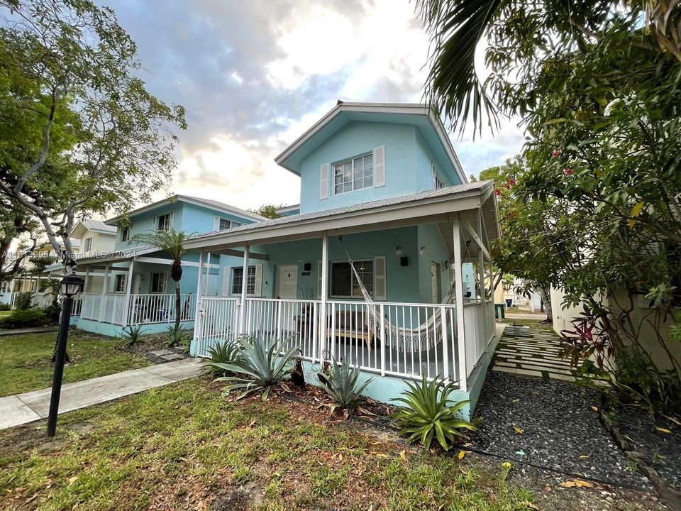 For Sale: $525,000 (3 beds, 2 baths, 1190 Square Feet)