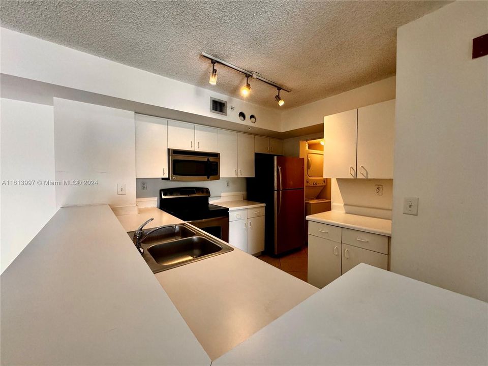 For Rent: $2,200 (2 beds, 2 baths, 1124 Square Feet)