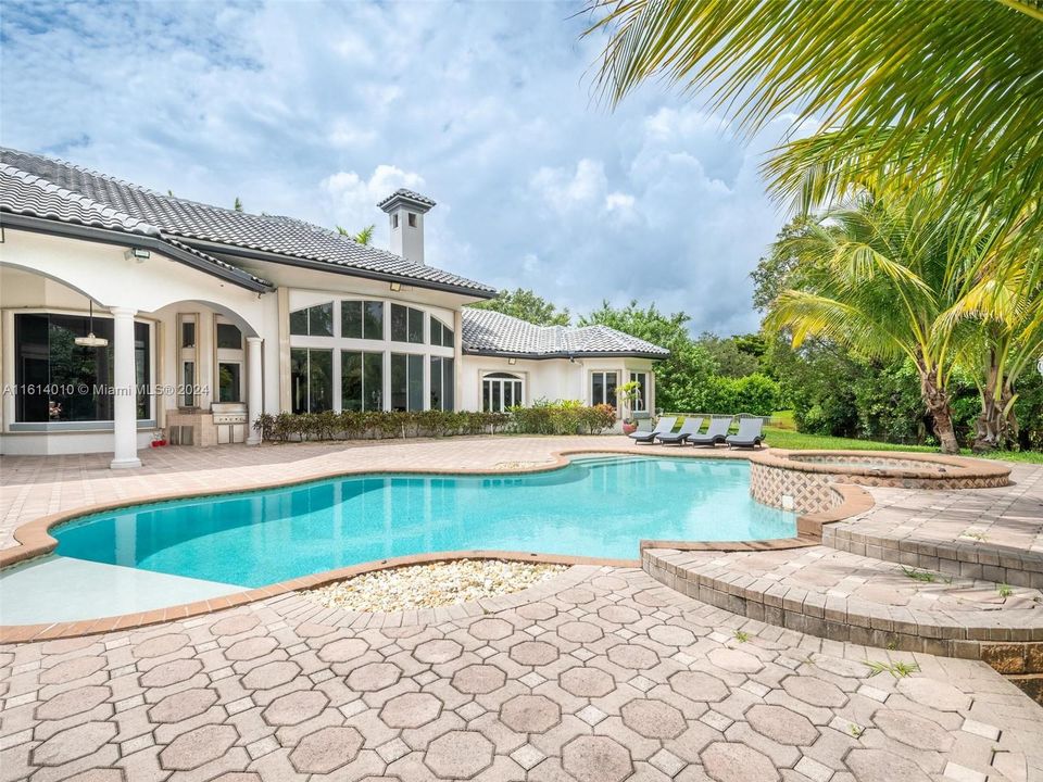 For Sale: $5,599,000 (6 beds, 6 baths, 7488 Square Feet)