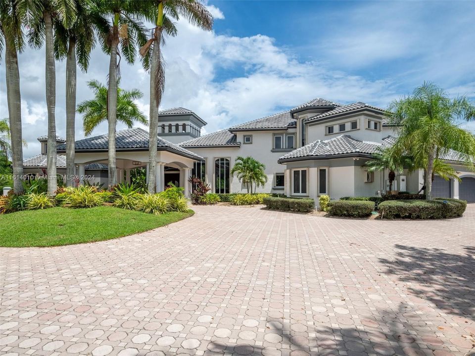 For Sale: $5,599,000 (6 beds, 6 baths, 7488 Square Feet)