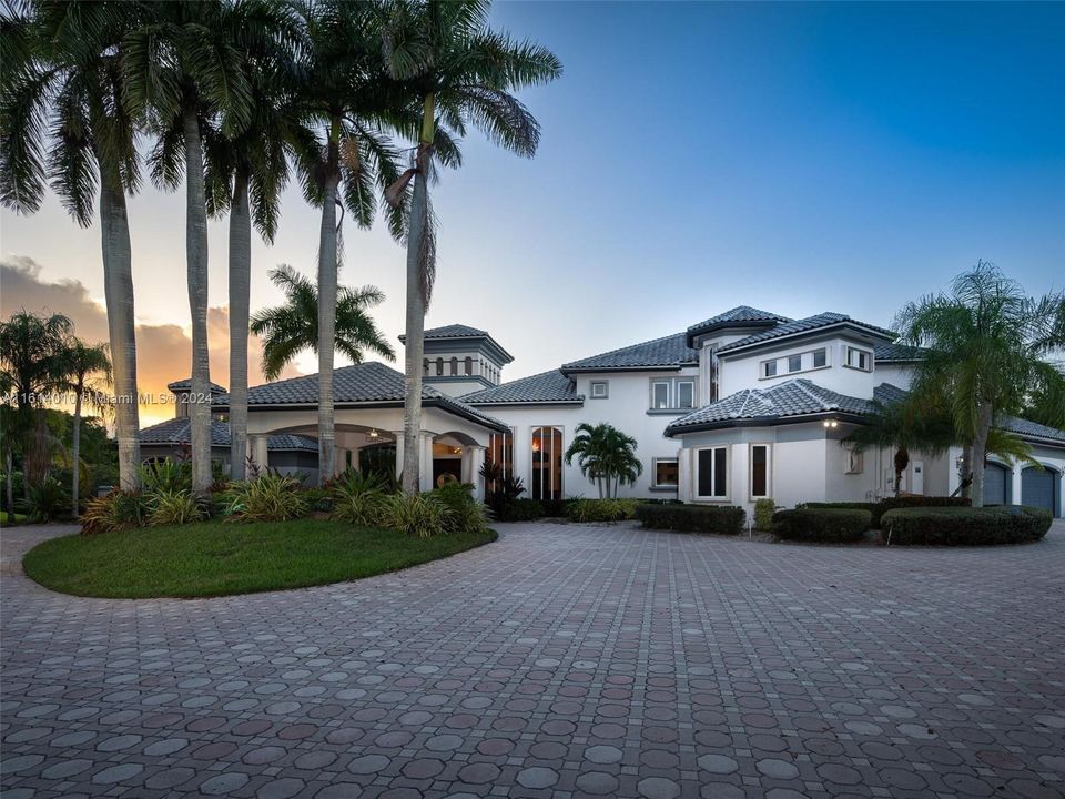 For Sale: $5,599,000 (6 beds, 6 baths, 7488 Square Feet)