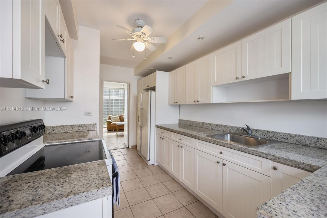 For Sale: $340,000 (1 beds, 1 baths, 800 Square Feet)