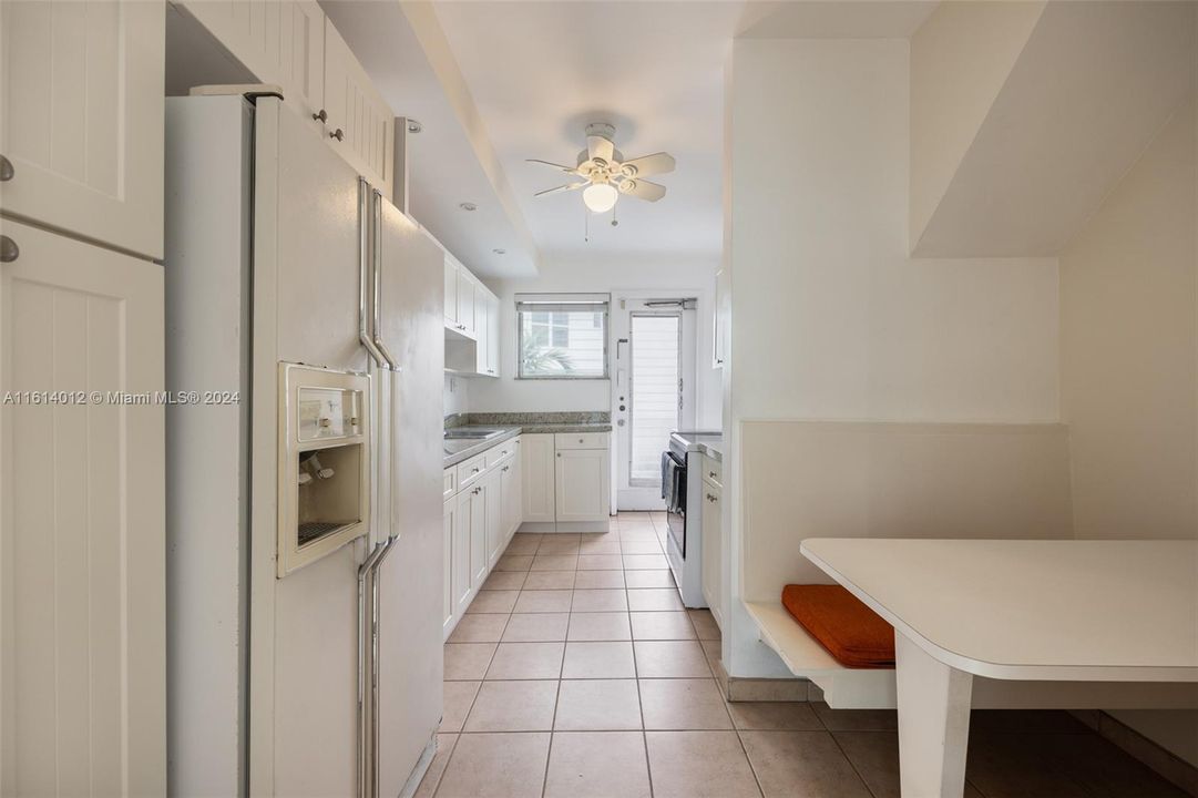 For Sale: $340,000 (1 beds, 1 baths, 800 Square Feet)