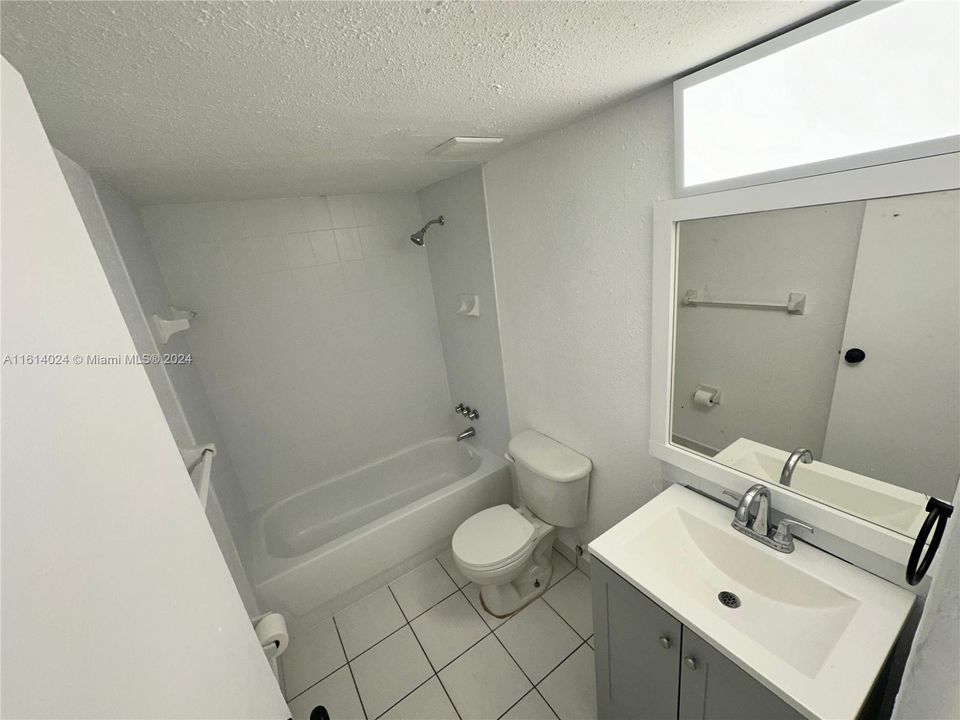 For Rent: $1,900 (2 beds, 1 baths, 810 Square Feet)