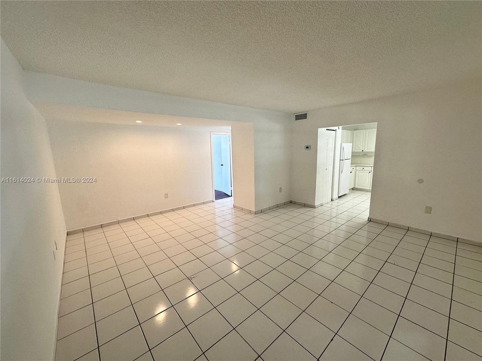 For Rent: $1,900 (2 beds, 1 baths, 810 Square Feet)