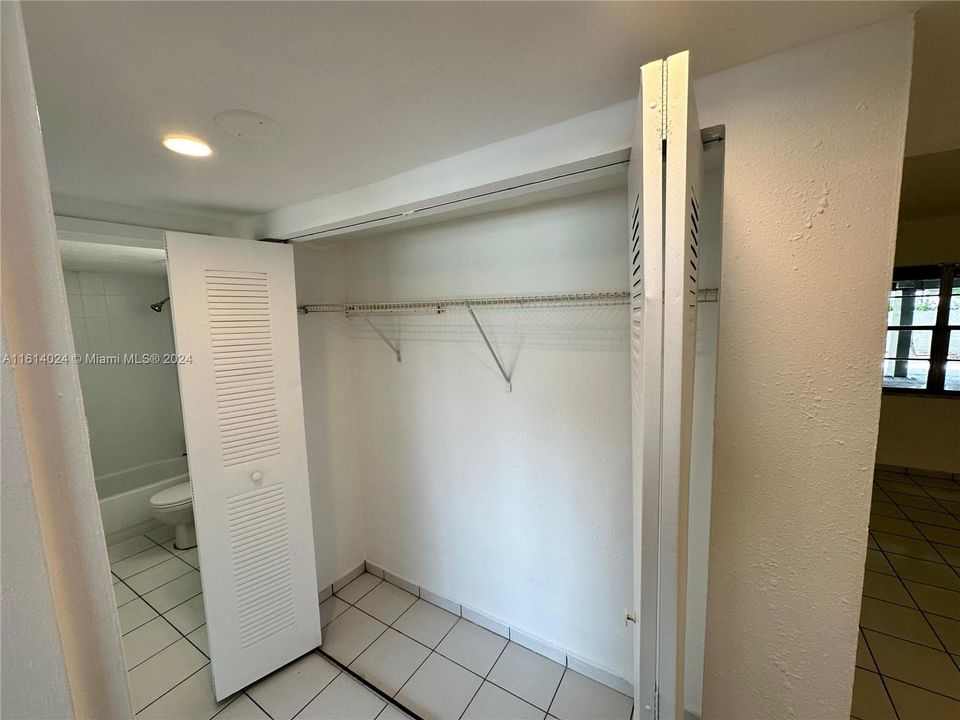 For Rent: $1,900 (2 beds, 1 baths, 810 Square Feet)