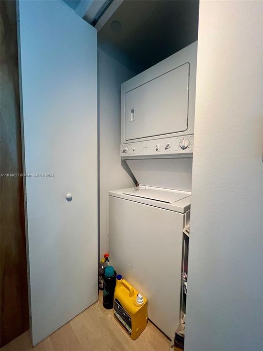 Active With Contract: $2,700 (1 beds, 1 baths, 704 Square Feet)