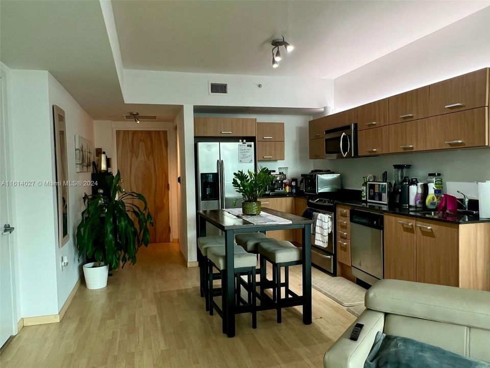 Active With Contract: $2,700 (1 beds, 1 baths, 704 Square Feet)