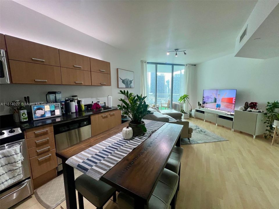 Active With Contract: $2,700 (1 beds, 1 baths, 704 Square Feet)