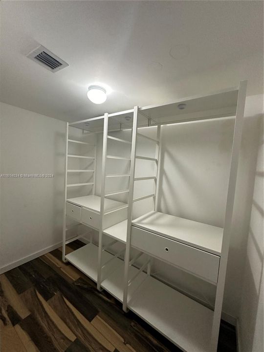 For Rent: $3,950 (1 beds, 2 baths, 888 Square Feet)