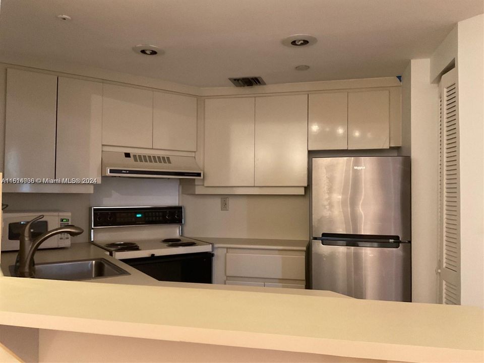 For Rent: $2,975 (1 beds, 1 baths, 721 Square Feet)