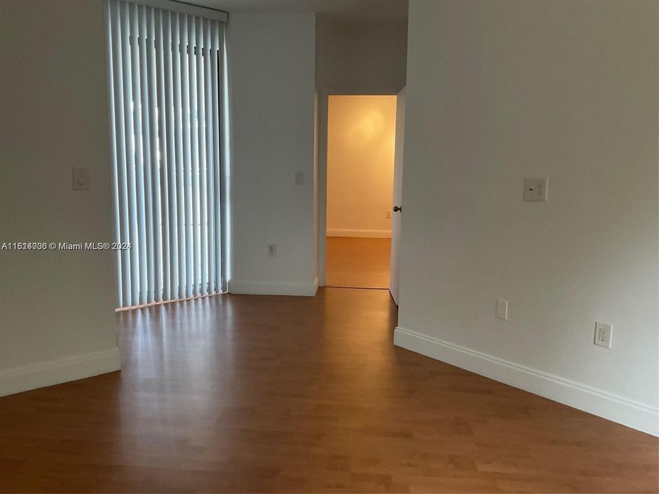 For Rent: $2,975 (1 beds, 1 baths, 721 Square Feet)