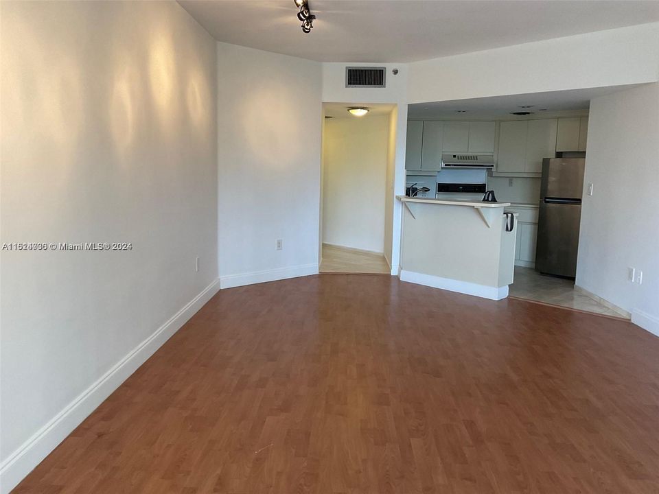 For Rent: $2,975 (1 beds, 1 baths, 721 Square Feet)