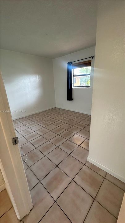 For Rent: $1,900 (2 beds, 1 baths, 950 Square Feet)