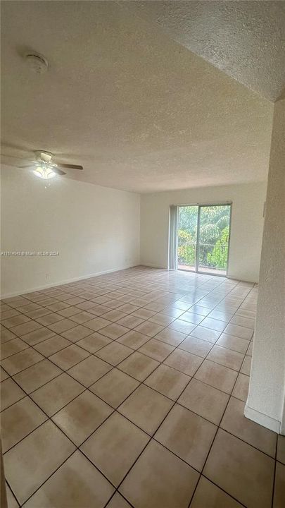 For Rent: $1,900 (2 beds, 1 baths, 950 Square Feet)