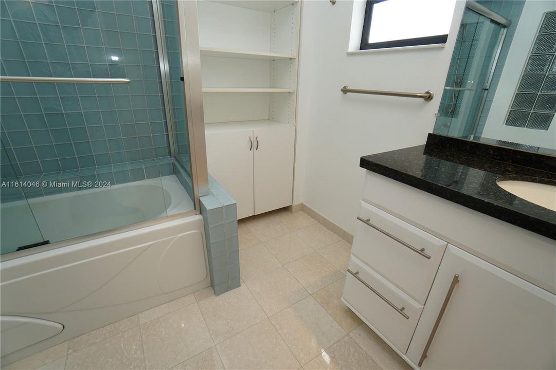 For Sale: $655,000 (2 beds, 2 baths, 1010 Square Feet)