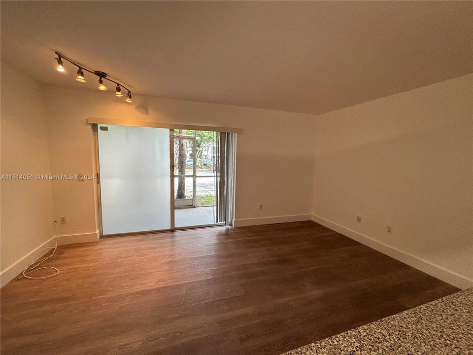 For Rent: $2,300 (2 beds, 1 baths, 747 Square Feet)