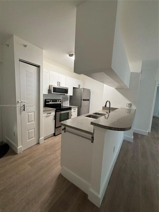 For Rent: $2,300 (2 beds, 1 baths, 747 Square Feet)