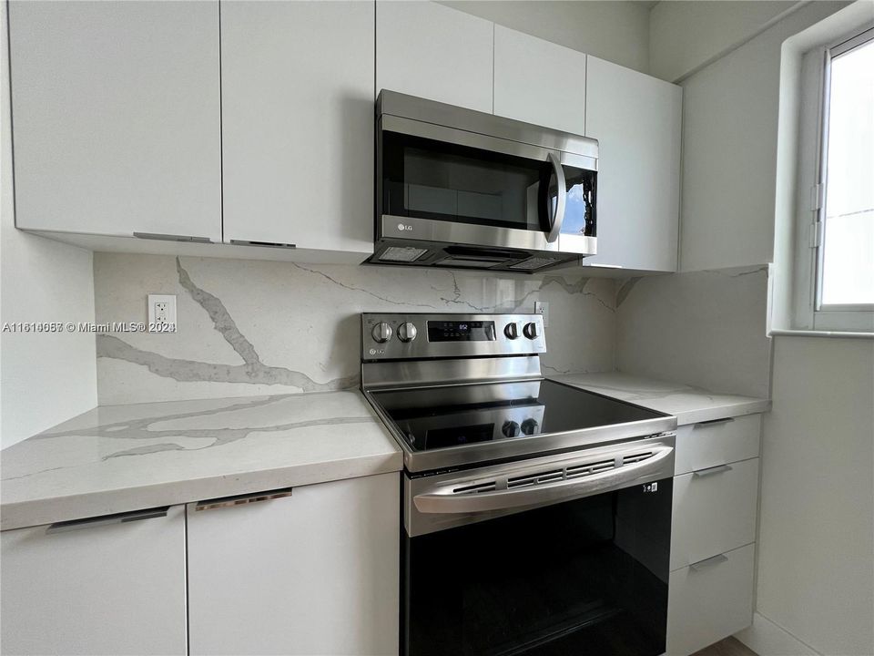 For Rent: $3,000 (2 beds, 2 baths, 930 Square Feet)