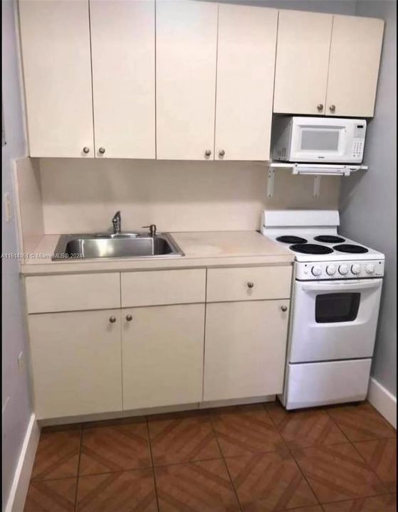 For Rent: $1,300 (0 beds, 1 baths, 273 Square Feet)