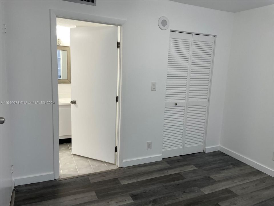 For Sale: $299,000 (1 beds, 1 baths, 767 Square Feet)