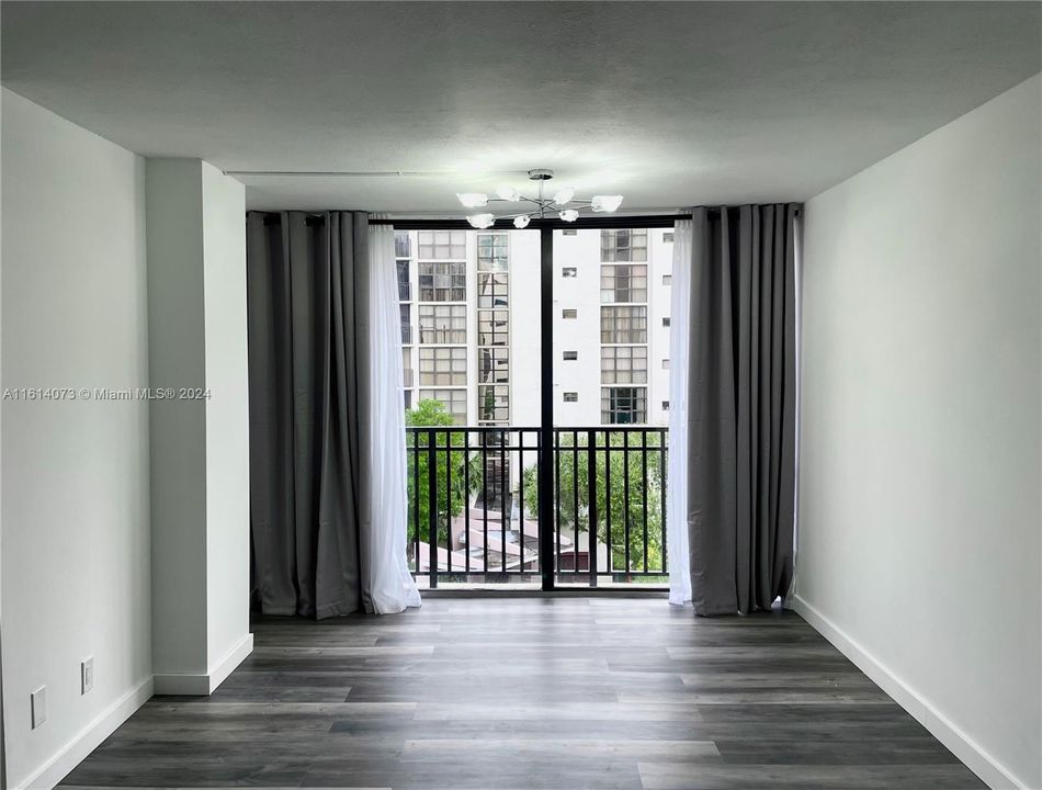 For Sale: $299,000 (1 beds, 1 baths, 767 Square Feet)