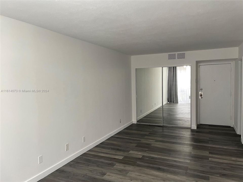 For Sale: $299,000 (1 beds, 1 baths, 767 Square Feet)