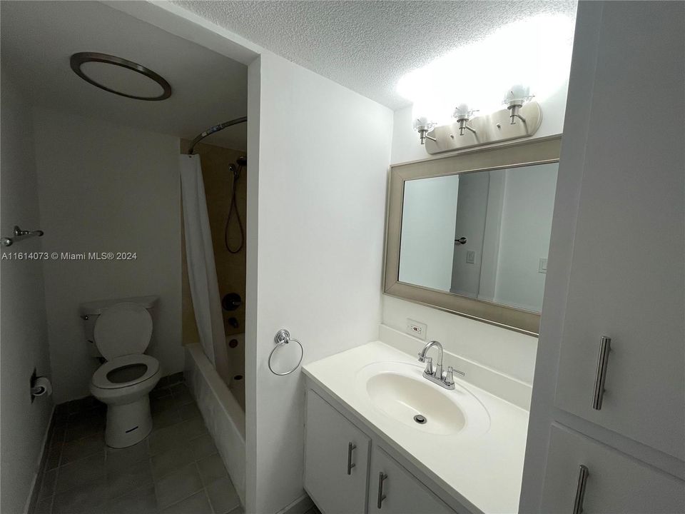 For Sale: $299,000 (1 beds, 1 baths, 767 Square Feet)