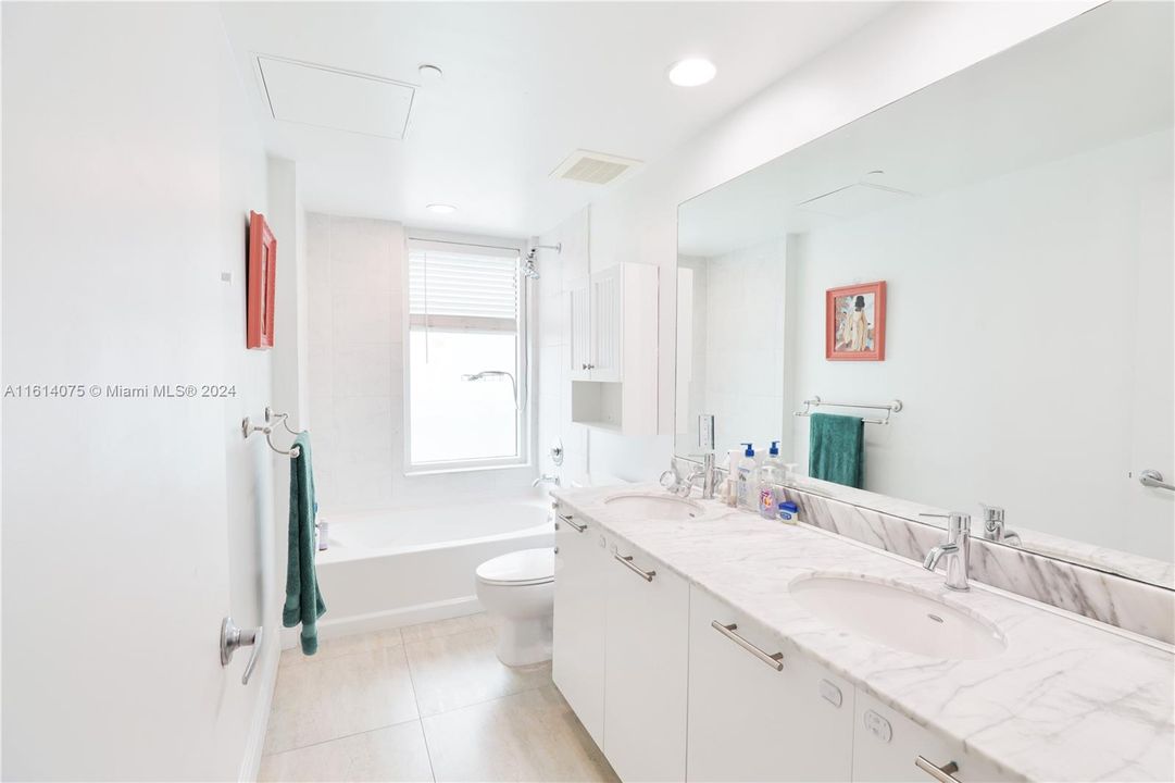 For Sale: $535,000 (1 beds, 1 baths, 774 Square Feet)