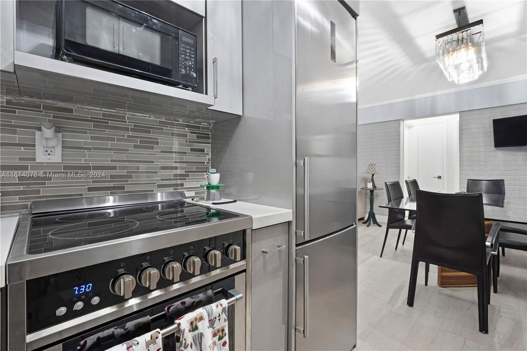 For Sale: $329,900 (1 beds, 1 baths, 656 Square Feet)