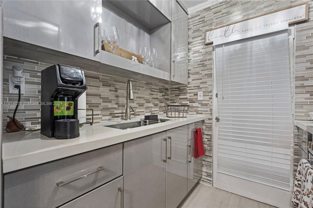 For Sale: $339,900 (1 beds, 1 baths, 656 Square Feet)