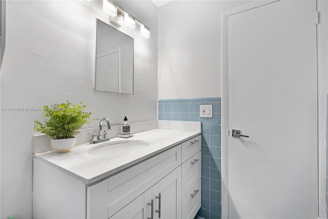 For Sale: $329,900 (1 beds, 1 baths, 656 Square Feet)