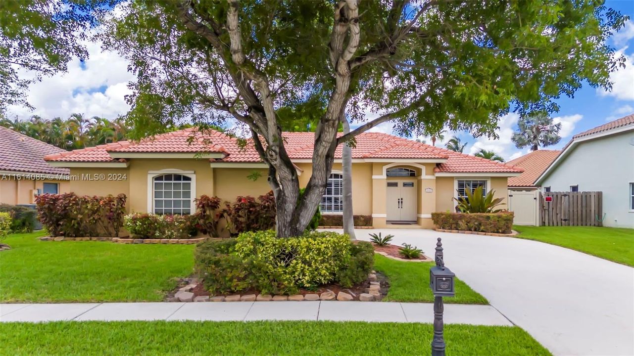 For Sale: $599,000 (3 beds, 2 baths, 2001 Square Feet)