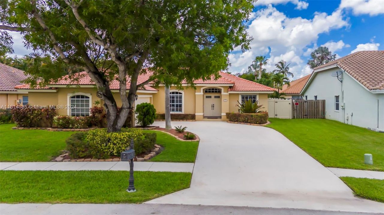 For Sale: $599,000 (3 beds, 2 baths, 2001 Square Feet)