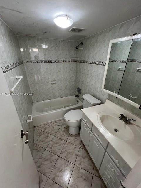 For Sale: $255,600 (2 beds, 2 baths, 852 Square Feet)