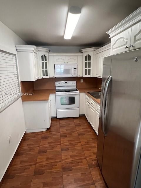 For Sale: $255,600 (2 beds, 2 baths, 852 Square Feet)