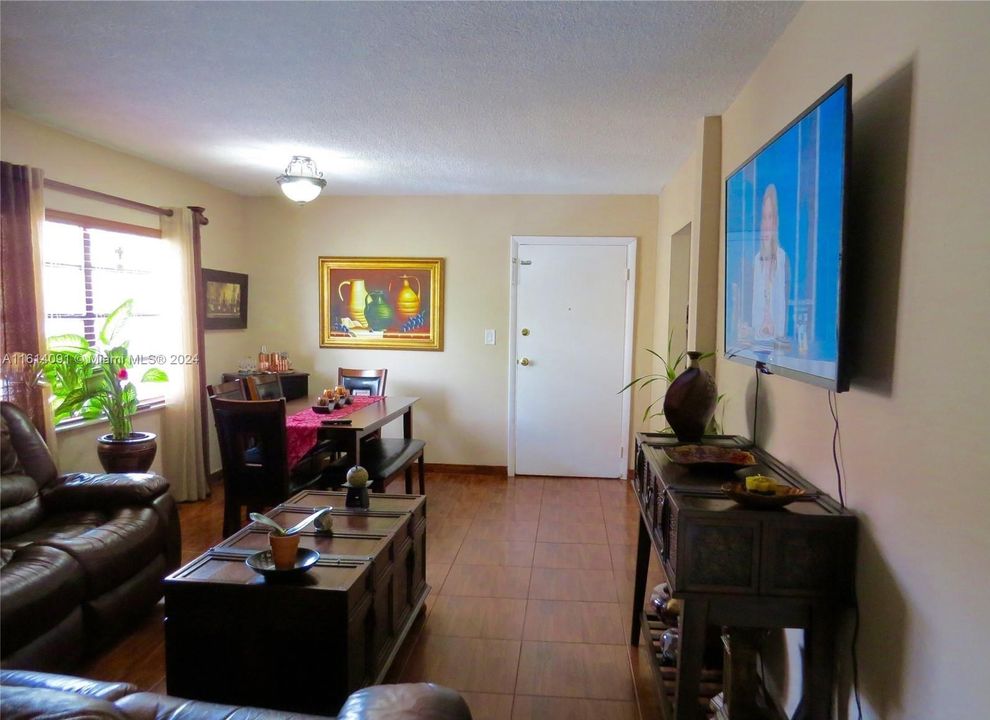 For Sale: $255,600 (2 beds, 2 baths, 852 Square Feet)