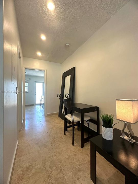 For Rent: $1,900 (1 beds, 1 baths, 418 Square Feet)