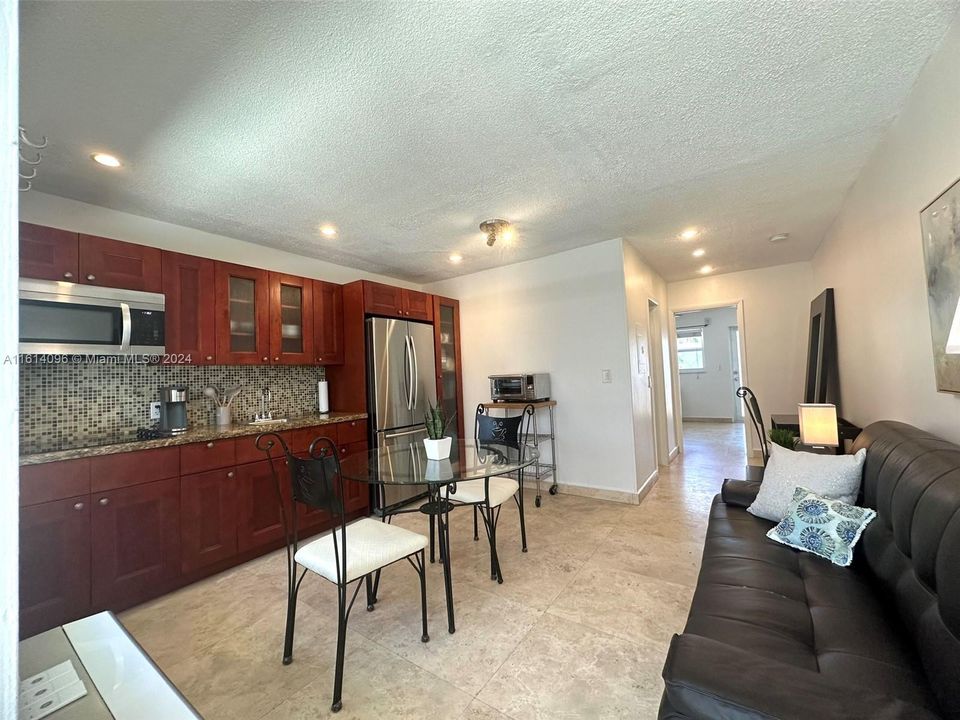 For Rent: $1,900 (1 beds, 1 baths, 418 Square Feet)