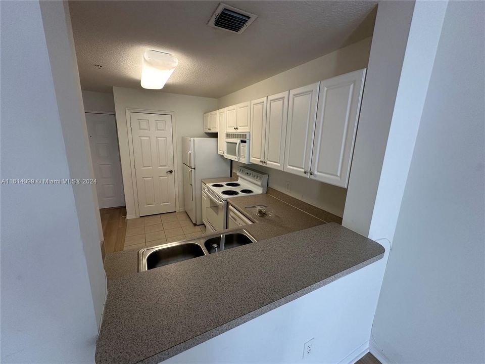 For Rent: $1,900 (0 beds, 1 baths, 545 Square Feet)