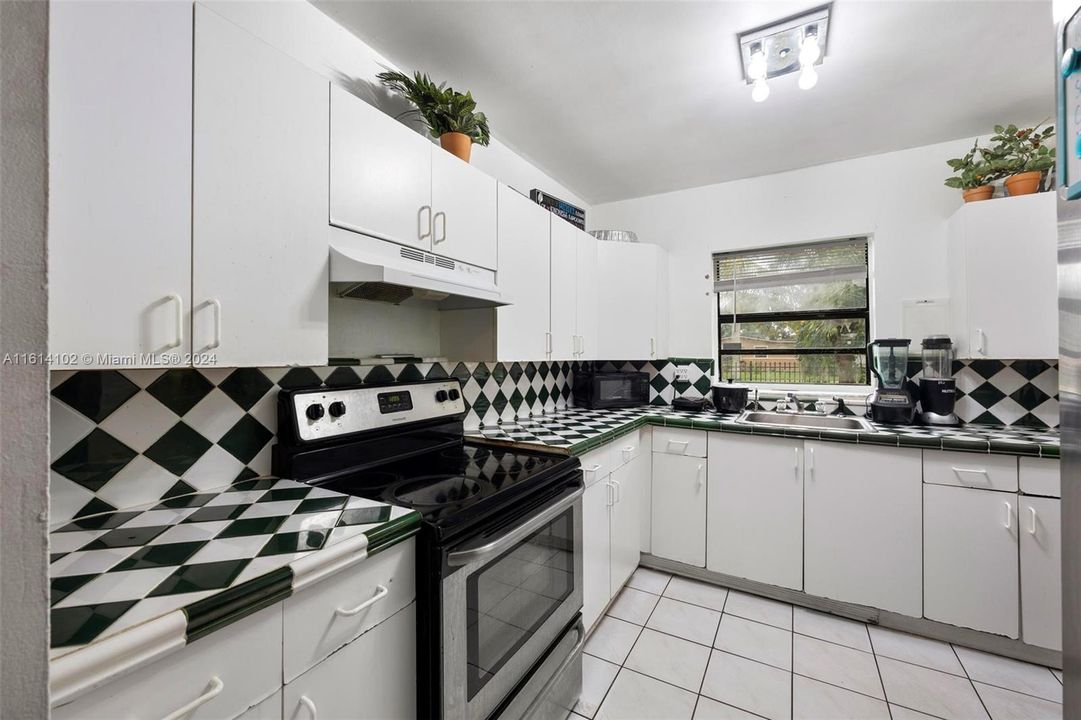 For Sale: $520,000 (3 beds, 1 baths, 920 Square Feet)