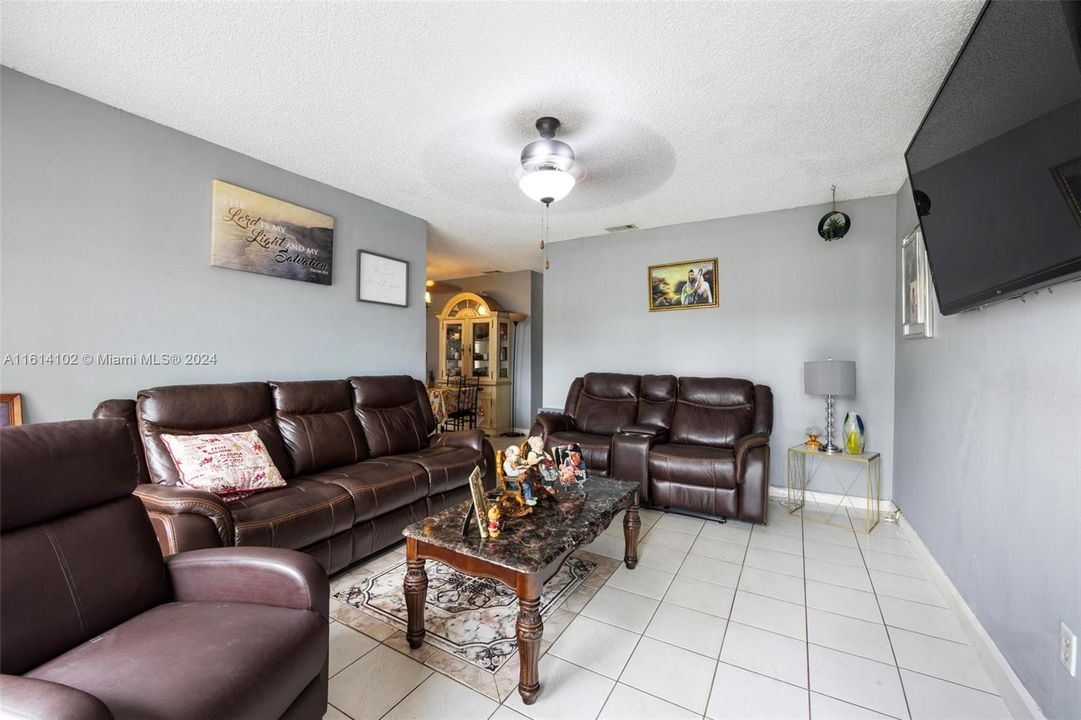 For Sale: $520,000 (3 beds, 1 baths, 920 Square Feet)