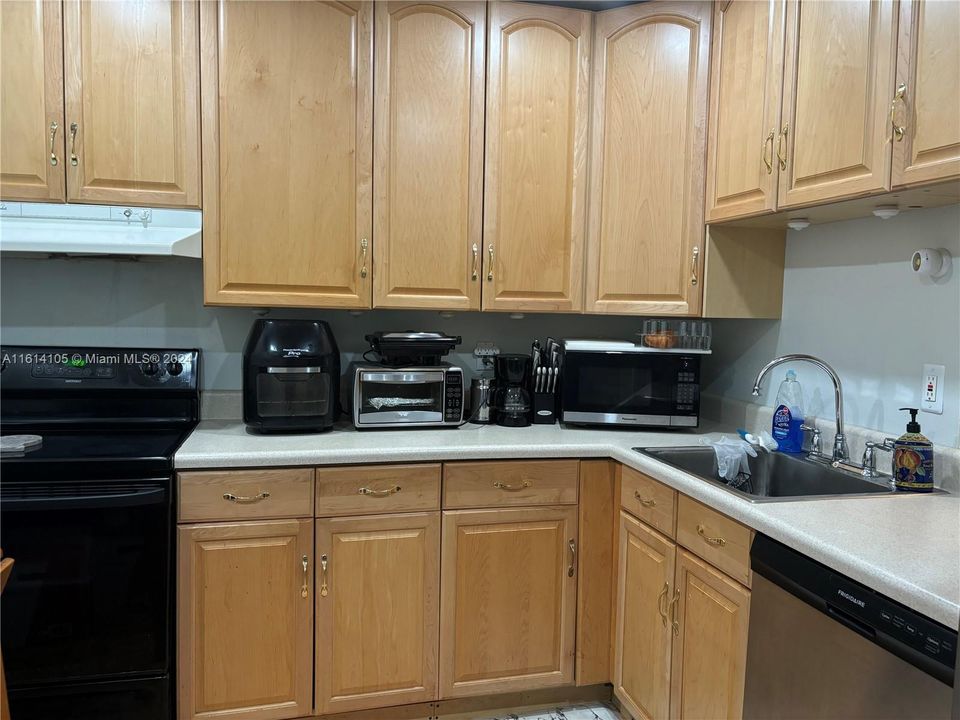 For Rent: $1,800 (1 beds, 1 baths, 712 Square Feet)