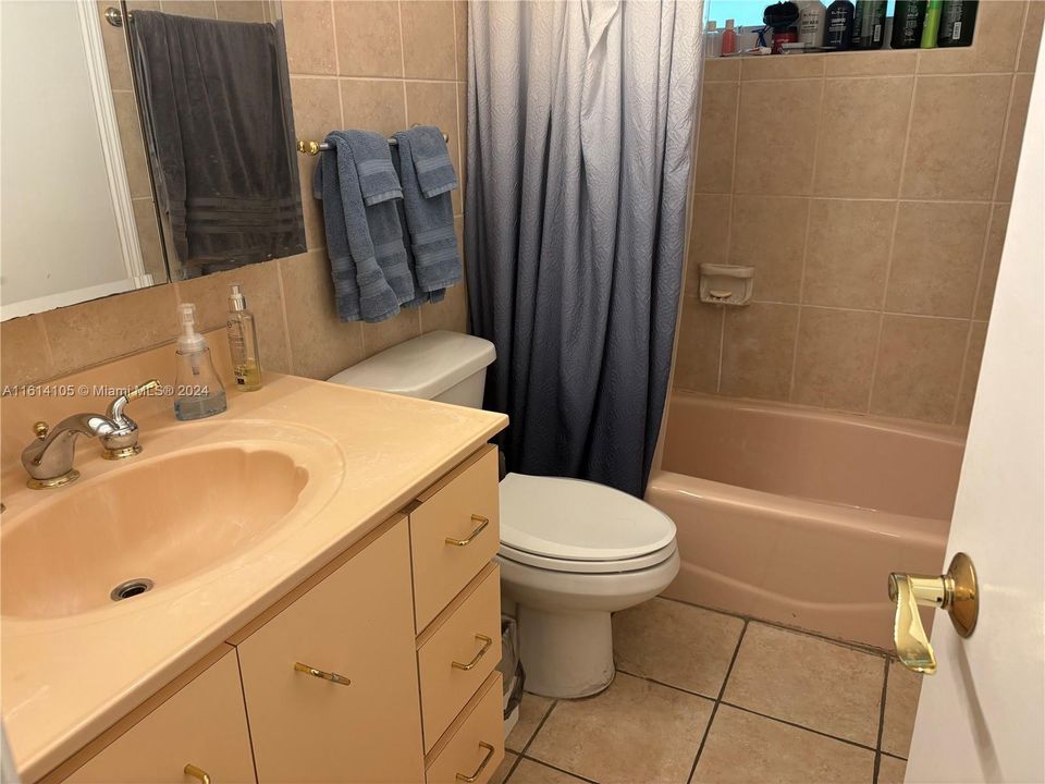 For Rent: $1,800 (1 beds, 1 baths, 712 Square Feet)